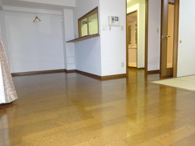 Living. Counter Kitchen Living