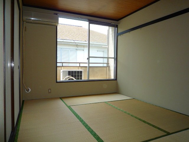 Living and room. Yang per well of the Japanese-style room.