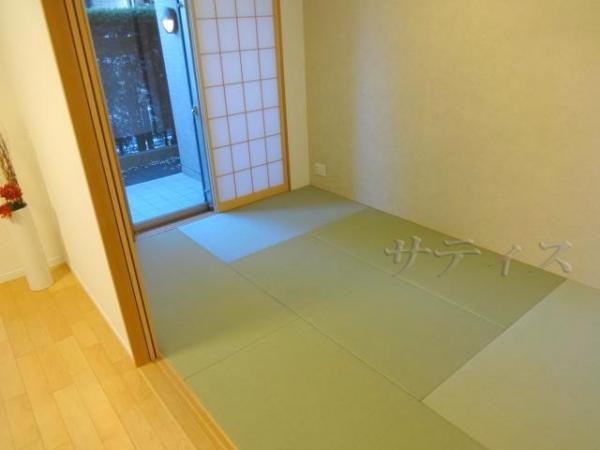 Non-living room. Tatami is re-covered already