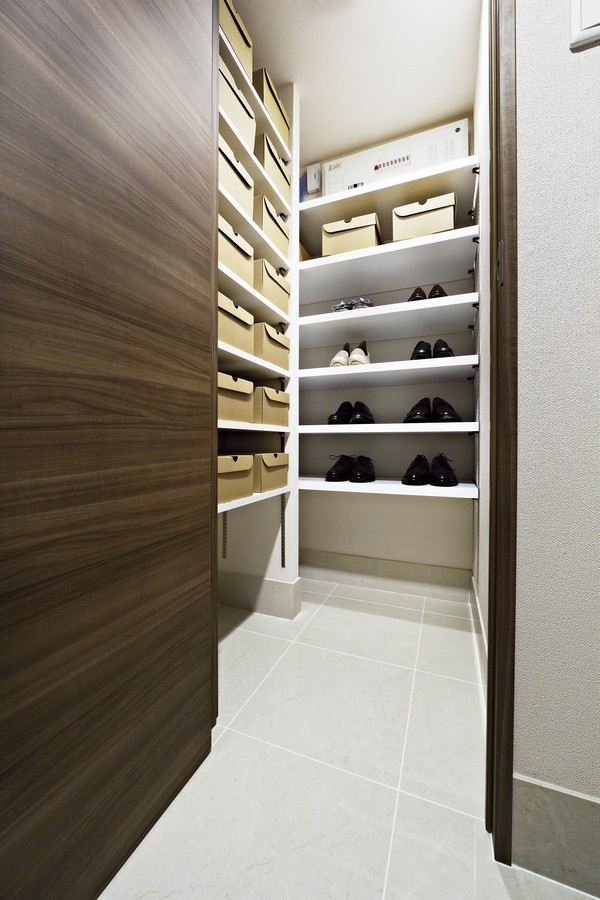 Receipt.  [Shoes closet] It arranged the shelves in two directions, Specification the shelf that you can freely adjust the height. Good shoes closet easy-to-use.