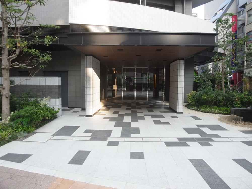 Entrance. Common areas (entrance appearance)