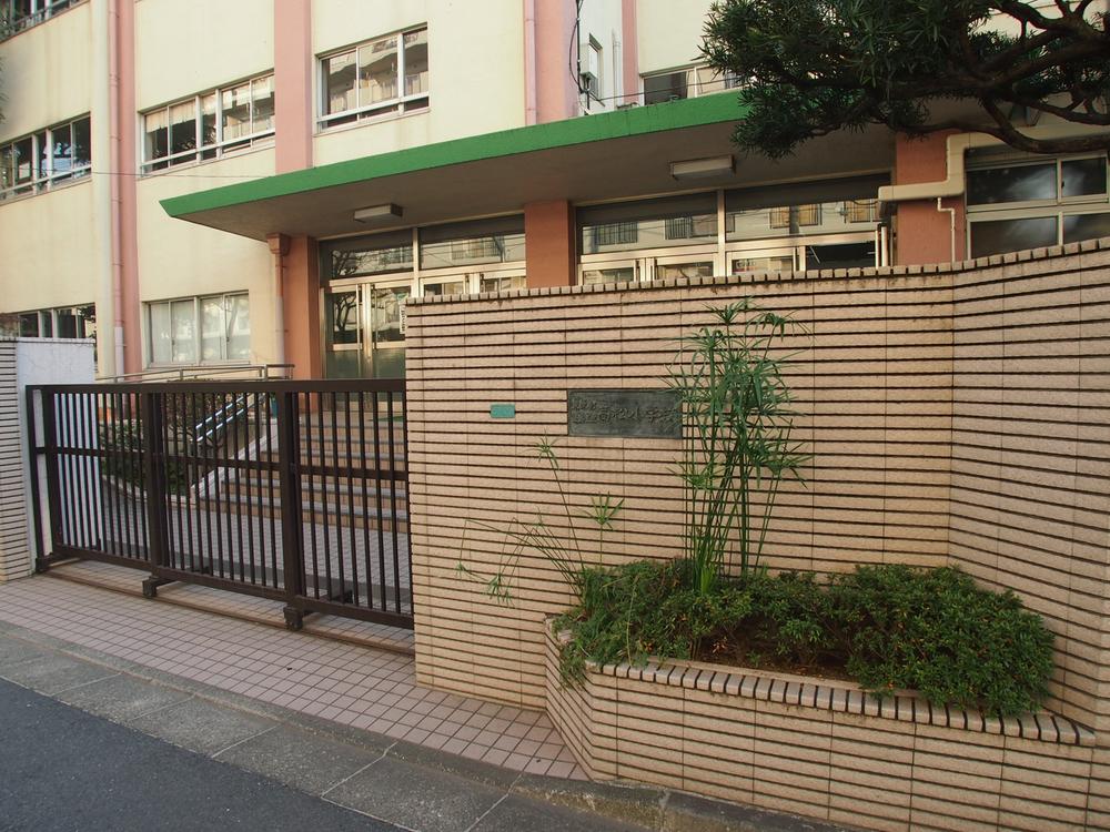 Primary school. 400m to Takamatsu Elementary School