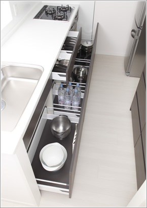 Kitchen.  [Sliding cabinet] Under the counter, Withdraw to the entire whole, Thing is the out easily drawer storage. Soft with closing function close to slowly quiet.