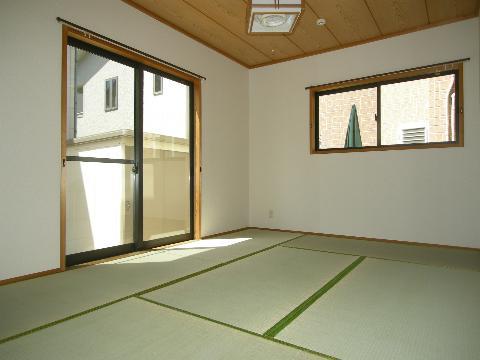 Non-living room. You can take advantage of the first floor Japanese-style room as an integral space of the living room