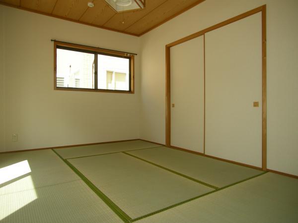 Non-living room. First floor Japanese-style room ・ Also equipped with closet