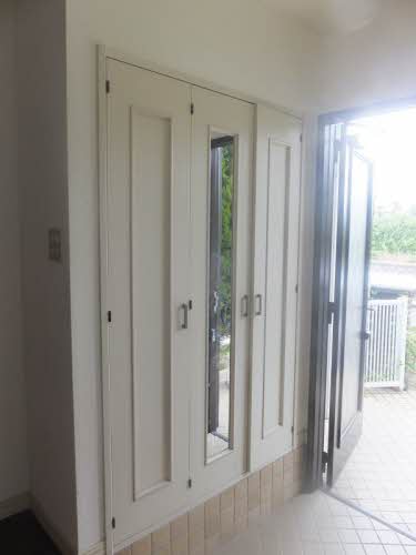 Entrance. Storage is a lot of cupboard. With the figure mirror, It is checked before going out