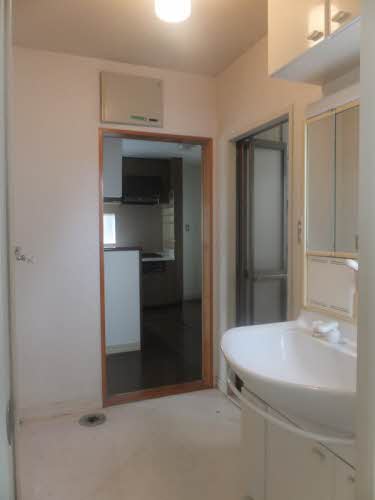 Washroom. It is the washroom to put from either the LDK and the entrance hall. Vanity