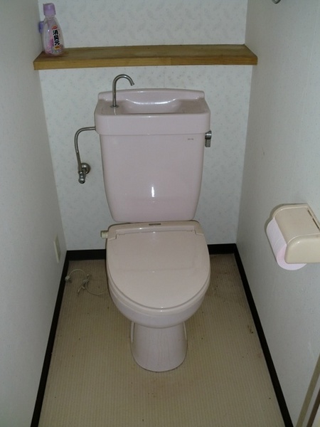 Toilet.  ■ Toilet 1