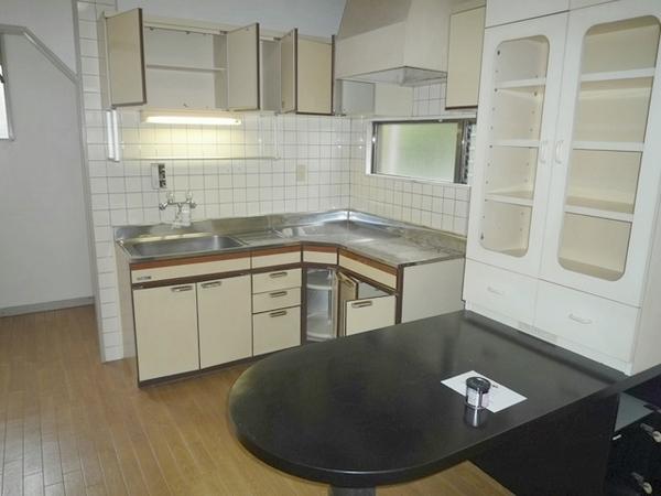 Kitchen.  ■ With counter