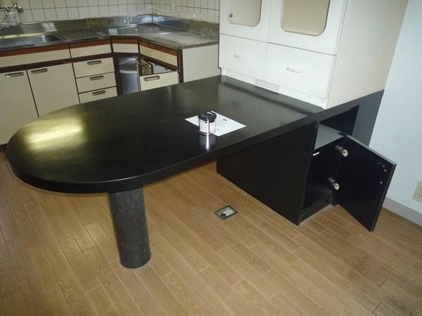 Kitchen.  ■ Counter table