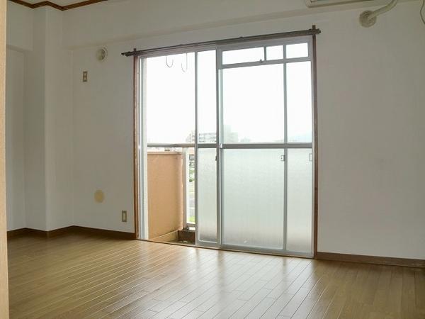 Living and room.  ■ Western-style (6 quires)