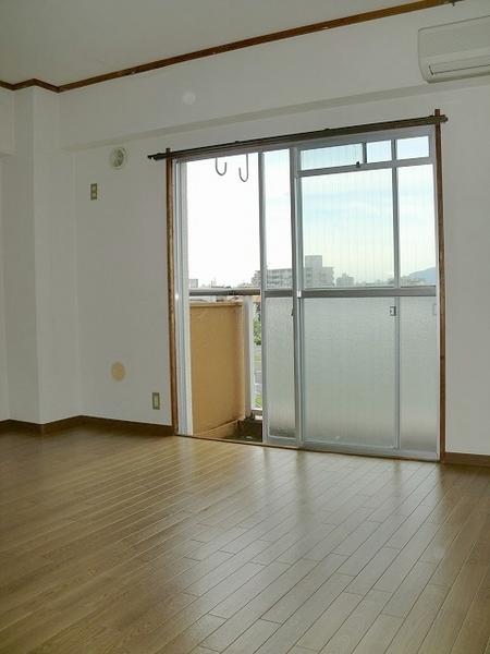 Living and room.  ■ Western style room