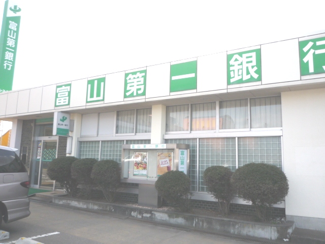 Bank. Toyamadaiichiginko Taikoyama 630m to the branch (Bank)