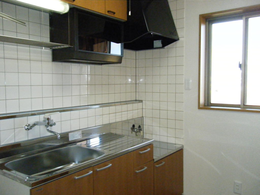 Kitchen. Happy that there is a bay window in the kitchen next to!