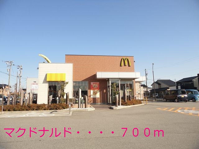 restaurant. 700m to McDonald's (restaurant)