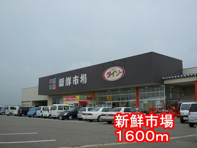 Shopping centre. 1600m to the fresh market (shopping center)