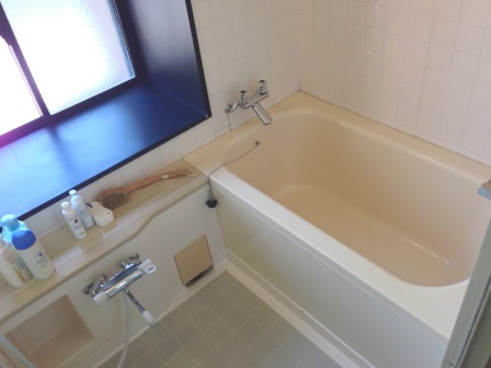 Bath. Convenient to ventilation in the window with the bath