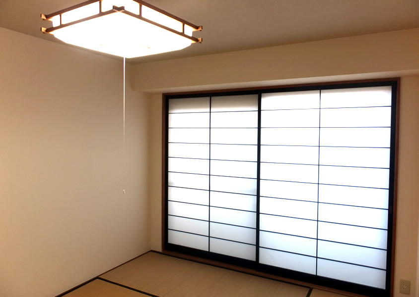 Other room space. The window is large, bright Japanese-style room. We will place the table on arrival.