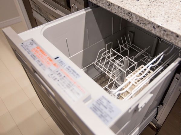 Kitchen.  [Dishwasher] Excellent dishwasher to detergency was built. It is possible to reduce the time to touch the detergent and water, Hand will also be the prevention of any. (Same specifications)