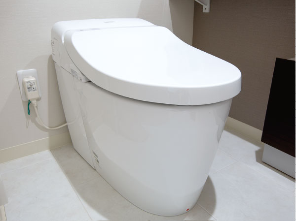 Toilet.  [Ensure the breadth in the tankless toilet] Adopted a tankless type, Ensure the spacious space. Toilet bowl with less dirt, It fell easy to special processing. Also easy daily cleaning because the antibacterial processing also are subjected. Hand wash cabinet and hanging cupboard, Handrail was also standard equipment. (Same specifications)