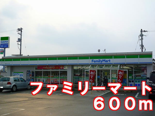 Convenience store. 600m to Family Mart (convenience store)