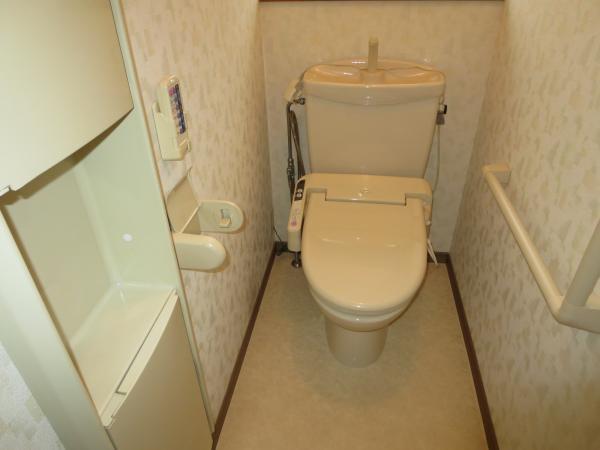 Non-living room. Toilets are with happy warm function on a cold day. It comes with both the first floor the second floor because it is the morning of the toilet congestion also been relaxed likely
