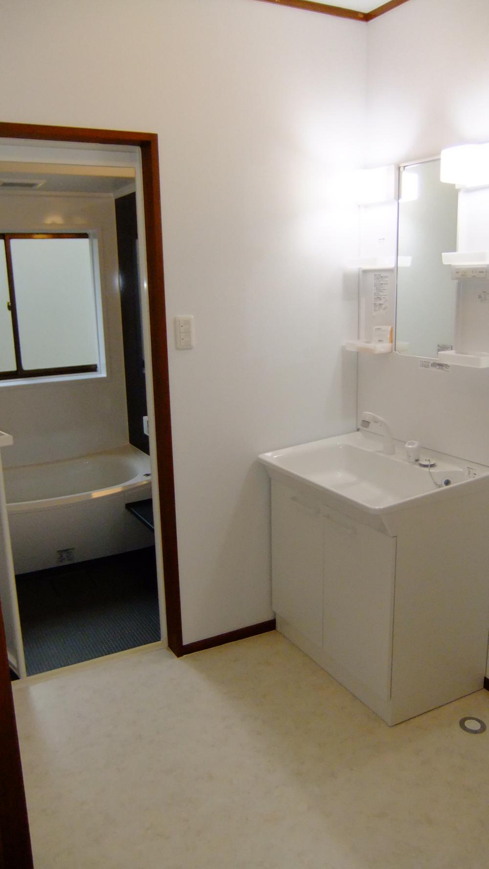 Wash basin, toilet. Indoor (10 May 2013) Shooting Also bath, Washroom is also feels a new