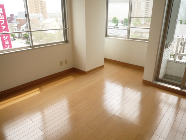 Living and room. It is a bright room on the south-facing ☆