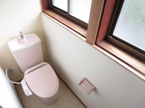 Toilet. Was widely by connecting the toilet was divided large and small. Windows that have combined greater sense of openness and cleanliness
