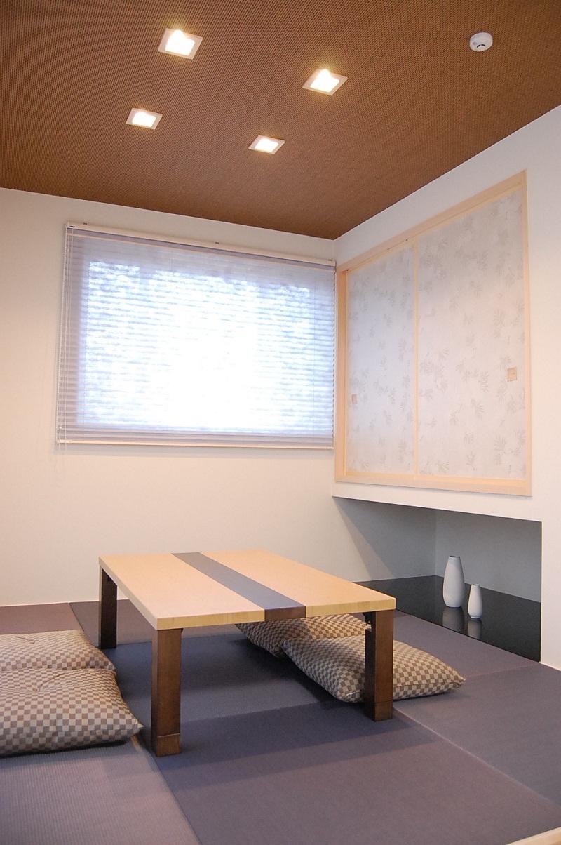Non-living room. Japanese-style room adjacent to the living room is finished with modern atmosphere. 