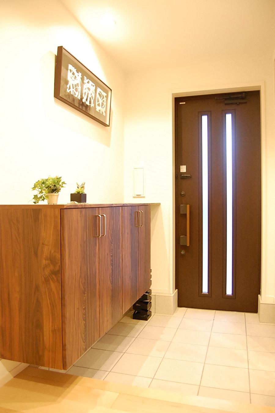 Entrance. Front door storage is the entrance point of the woodgrain feeling of luxury. 