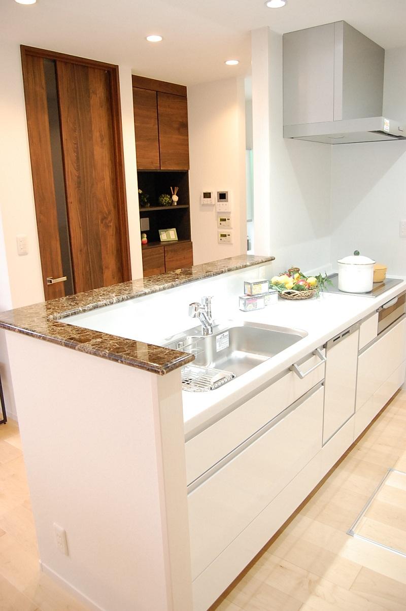 Kitchen. Use the marble kitchen counter. We finished in the feeling of luxury kitchen. 