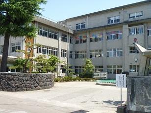 Primary school. 500m to Horikawa elementary school