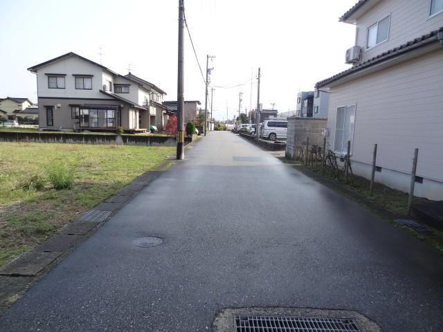 Local photos, including front road. Frontal road