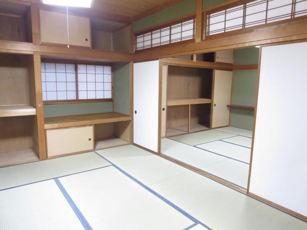 Non-living room. 2 between the total of 18 quires the first floor Japanese-style room of as a room for visitors, Or it is OK as a bedroom. It might also play room for children