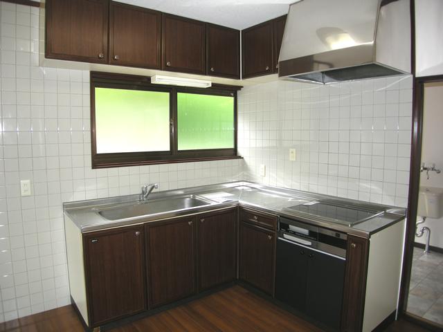 Kitchen. System kitchen, which was newly established the IH cooking heater