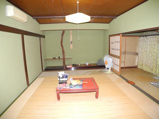 Other introspection. Second floor Japanese-style room with a veranda