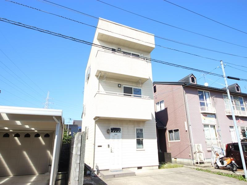 Local appearance photo. South-facing sunny! 3-story old line 8, Line 8 is also near, Toyama ・ And good access to the Takaoka direction. 