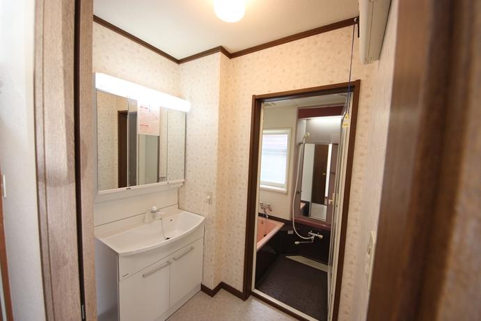 Bathroom. 1st floor Vanity 1, It was replaced new in 2 Kaitomo.  