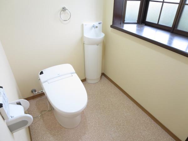 Toilet. Toilet new tankless toilet ・ It was instead with hand washing. Cleaning and looks are clean is also a breeze