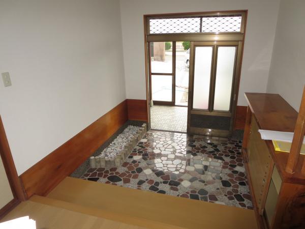 Entrance. I entrance hall greets warm you in granite