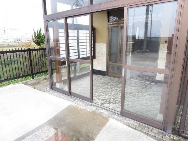 Entrance. Entrance is a rainy day with a windbreak room ・ The day of the wind ・ It is a great help on a snowy day