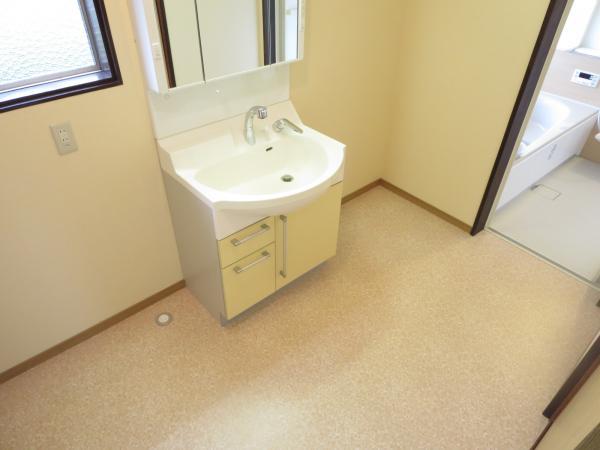 Wash basin, toilet. Wash undressing room there is a 3 Pledge of space You can use spacious be placed a washing machine and shelves