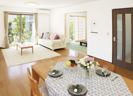 Model house photo. LDK is the other side of the window at ease heart green is visible. Glad lighting also a pat because the windows have been taken big. Also firmly Japanese-style room to greet the customers and parents. It has become the orthodox make that do not come in tired (model house)