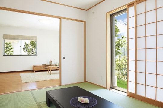 Model house photo. Also Japanese-style room, I open the sliding door has become pleasant place there is a green (model house)