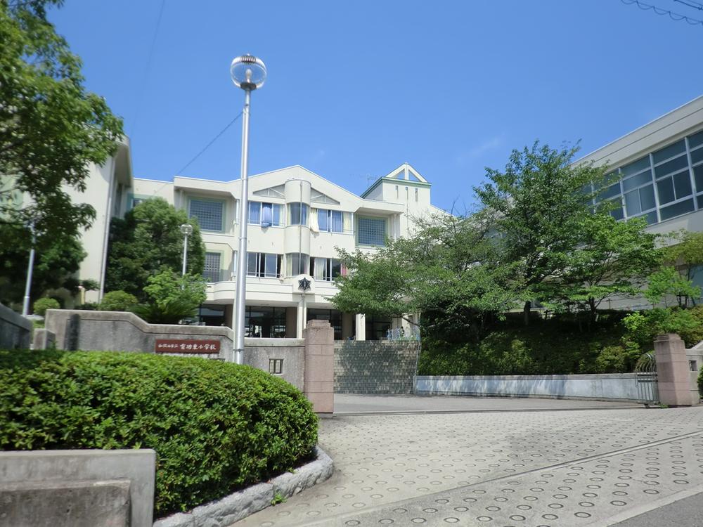 Primary school. 1425m to Wakayama Municipal merit Higashi Elementary School