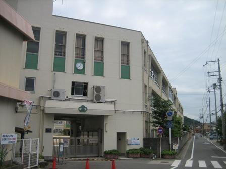 Primary school. 100m to Takamatsu Elementary School (100m)