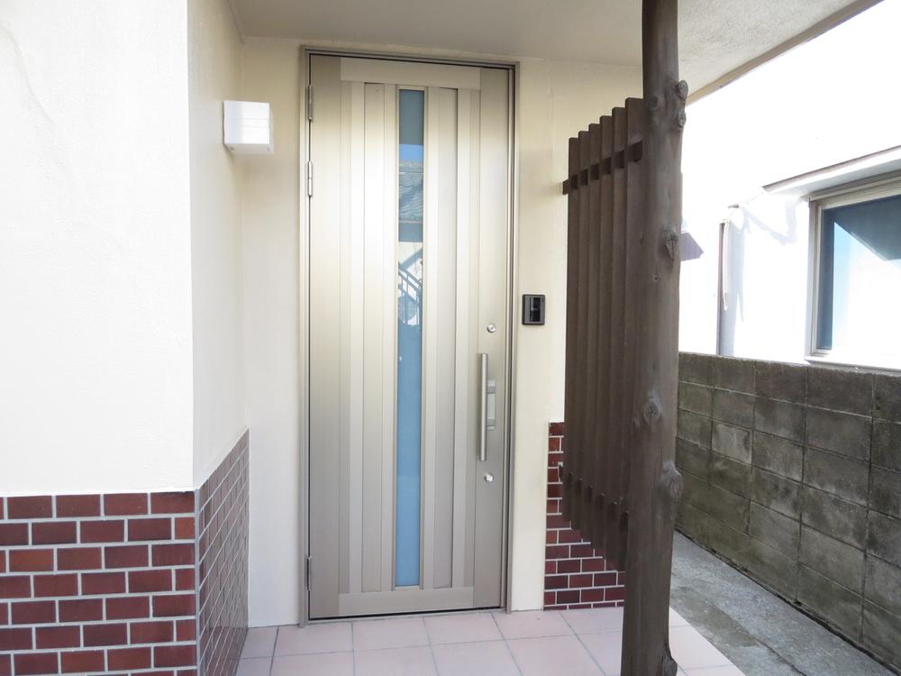 Entrance. Replacing the entrance door of Sankyo Aluminum, With even TV interphone, Entrance lighting was also exchange