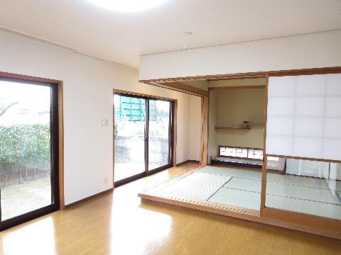 Non-living room. There is also a veranda in the living room More of the Japanese-style room Do not you enjoy the taste in Yukimi shoji?