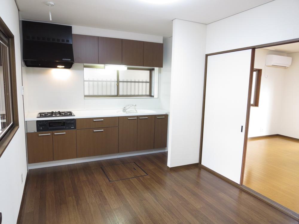 Kitchen. Because next to the dining kitchen is living you can also open by removing the double sliding door